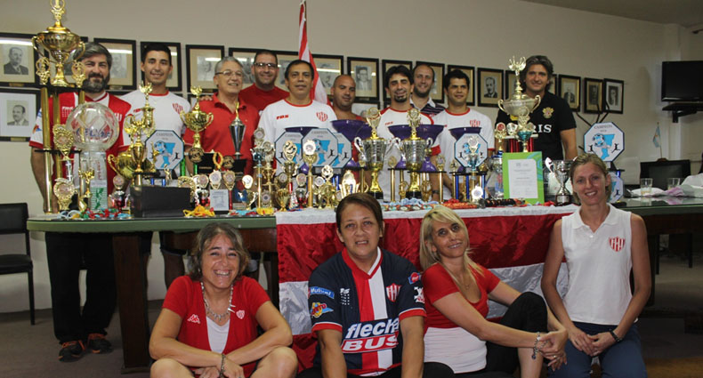 Representantes de cada actividad y los trofeos obtenidos este año