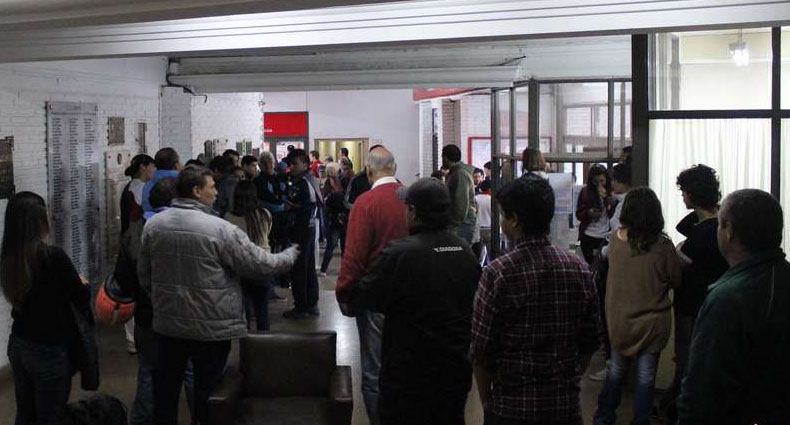 Este lunes se generaron largas colas de espera para asociarse y poder ver a Unión pagando un 50% menos del costo de tres entradas generales.