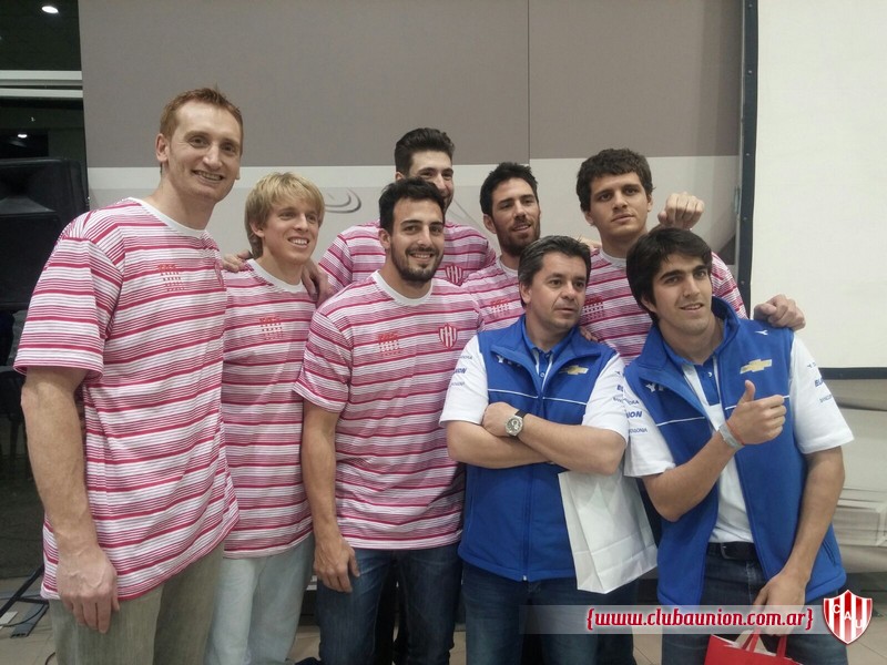 Los jugadores tatengues junto a Norberto Fontana y