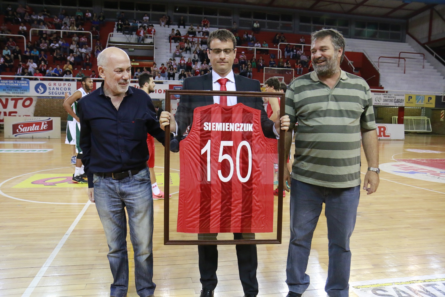 El Dt. Siemienczuk tras recibir su merecido reconocimiento en manos de Cecotti y Fessia, dirigentes del basquet.