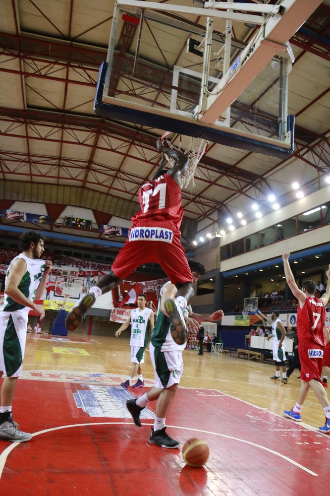 Eric Tramiel en volcada tras un gran juego suyo y del equipo. Foto: Gonzalo Sejas (para Prensa Unión)