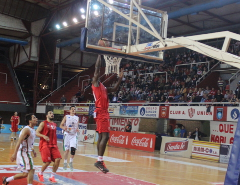 Tramiel tras recuperar el balón en el quiebre del juego. Foto: Bernabé Busularo (para Prensa Unión)