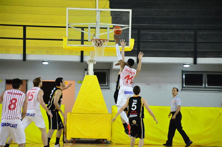 Eric Ferguson en penetración. El americano fue la gran figura de la noche. Foto: Gentileza Club Comunicaciones.