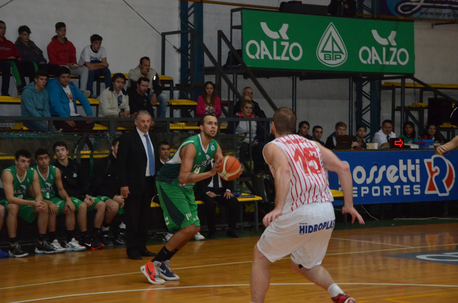 El capitán Reinick marcando al goleador visitante (Lauría) en el triunfo del martes. Foto: Fabián Natalí
