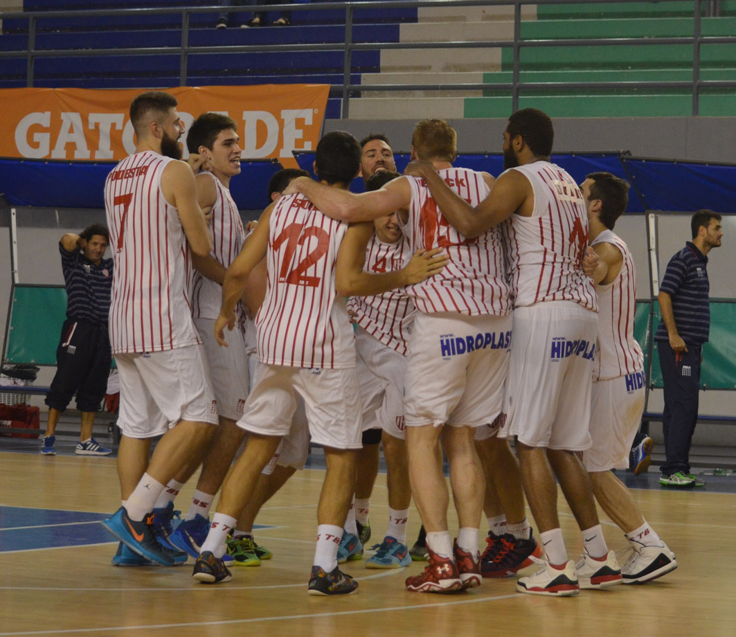 Festejo de Unión tras ganarle a UNCAus. Foto: Jorge Marich. Gentileza Diario Uno de Santa Fe