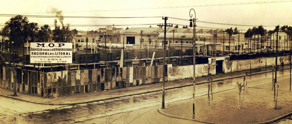 Construcción de la UNL, se puede apreciar la entrada y viejo tapial que cerraba la cancha de San Jerónimo y Bv. Pellegrini - Agosto 1929, archivo CeDIAP 