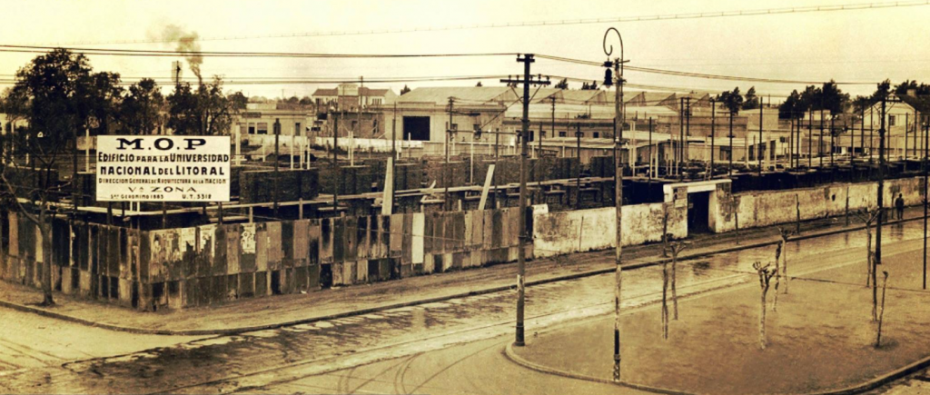 1929-agosto-archivo-CeDIAP Construcción de la UNL, se puede apreciar la entrada y viejo tapial que cerraba la cancha de San Jerónimo y Bv. Pellegrini - Agosto 1929, archivo CeDIAP