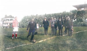 El gobernador de la provincia, Pedro Gómez Cello, da el puntapié inicial ante la mirada del capitán tatengue Francisco Valiente 
