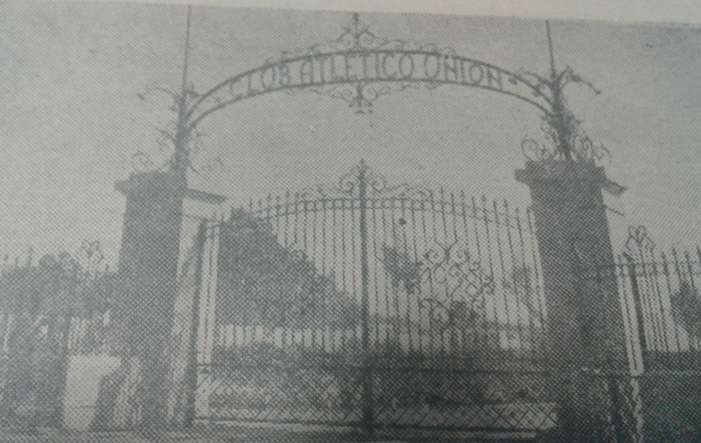 Histórico Portón sobre Av. López y Planes