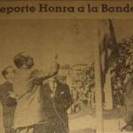 Partido con Quilmes en 1953, el rector de la Universidad Raúl Repela iza la bandera