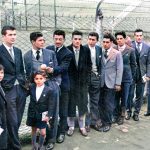 Jugadores del club apoyados en el alambrado de la tribuna sur, con vistas a la tribuna este de fondo. Año 1957.