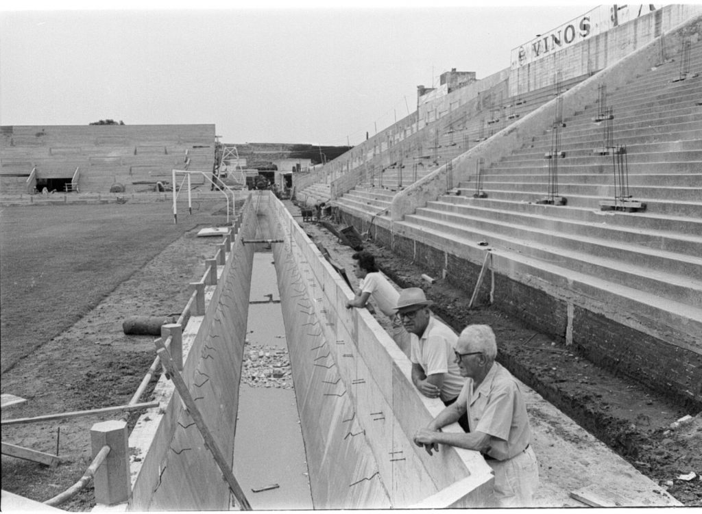 Construcción fosos laterales, 1976