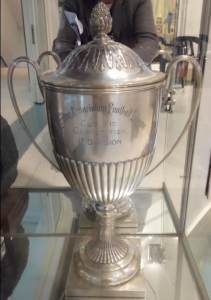 Trofeo "Cup Tie Competition 'Chevallier Boutell'" en las vitrinas de AFA