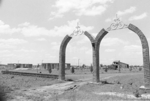 Obras en el acceso principal a la zona residencial - Revista Unión, Octubre de 1977